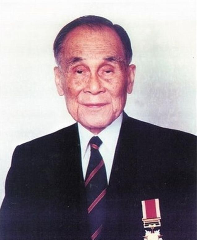 他是最穷的亿万富豪,有几十家银行,却无房无车,儿子是货车司机