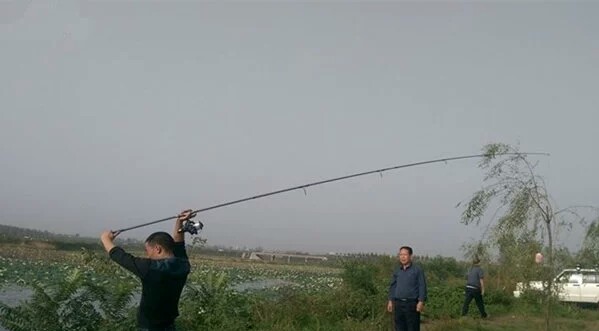 抛竿的使用方法及钓鱼技巧,春季抛竿钓鲫鱼饵料