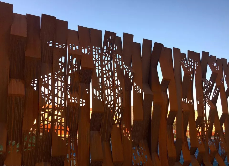 锈蚀耐候钢板表面需要处理么,耐候钢板在景观中的应用