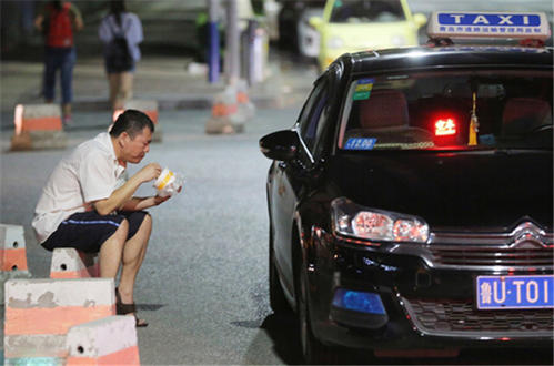 开出租车挣钱不容易，看完这些，你就知道出租车司机有多累有多苦
