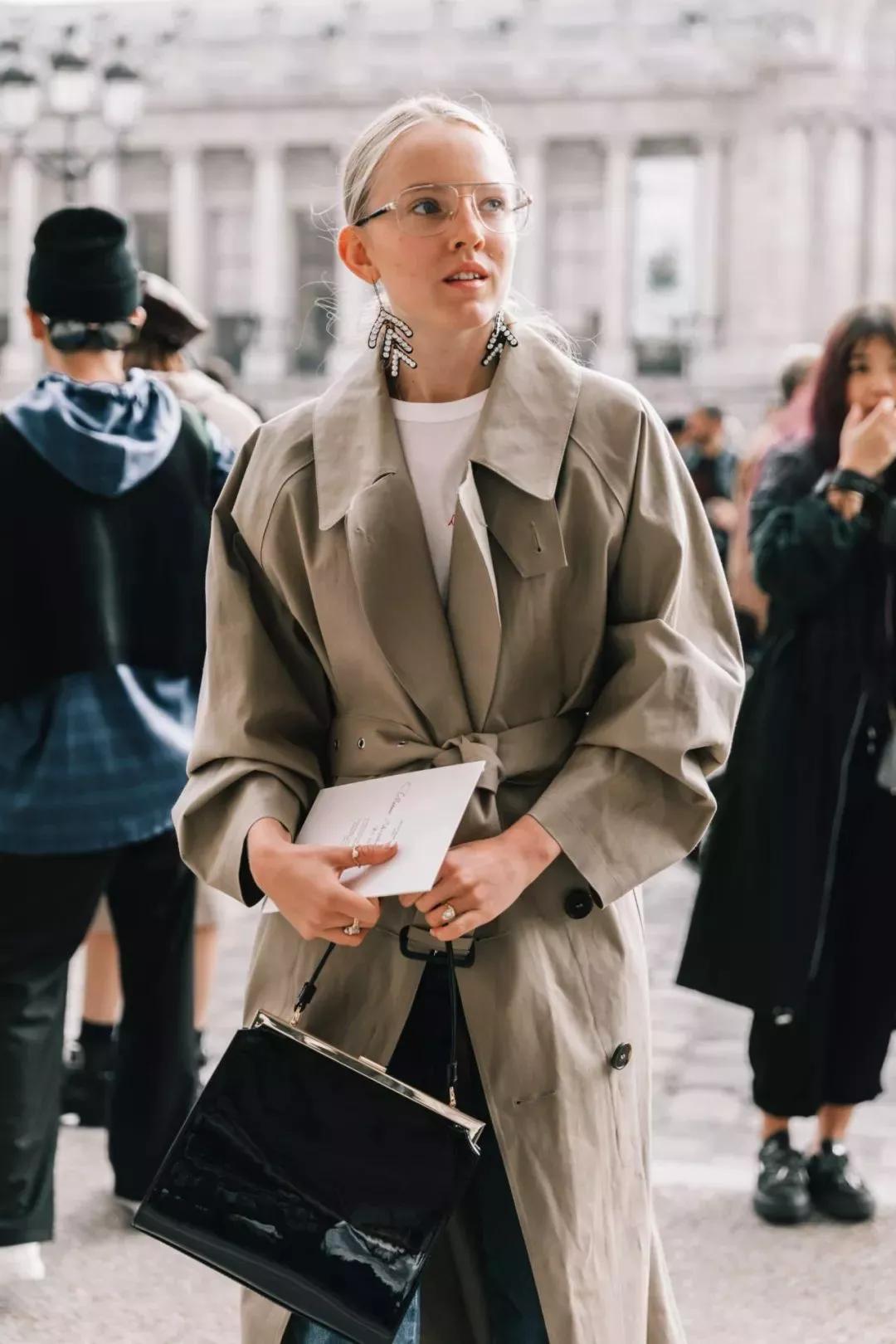 怎么绑风衣后腰带,男士风衣后面腰带怎么系