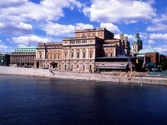 见证爱情的地方原唱,见证爱情神圣的地方