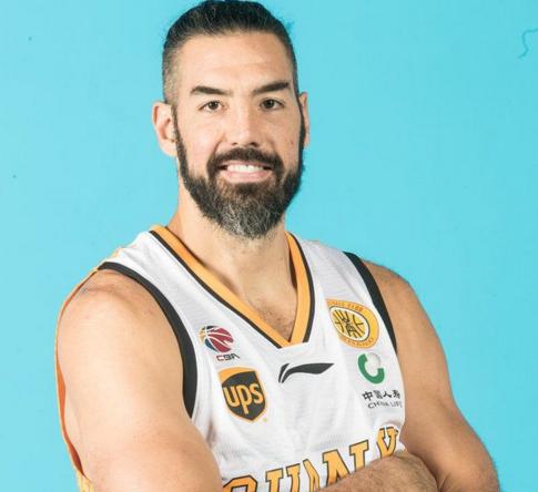 他崇拜姚明，如今年近四旬，仍在守护阿根廷黄金一代的最后风骨