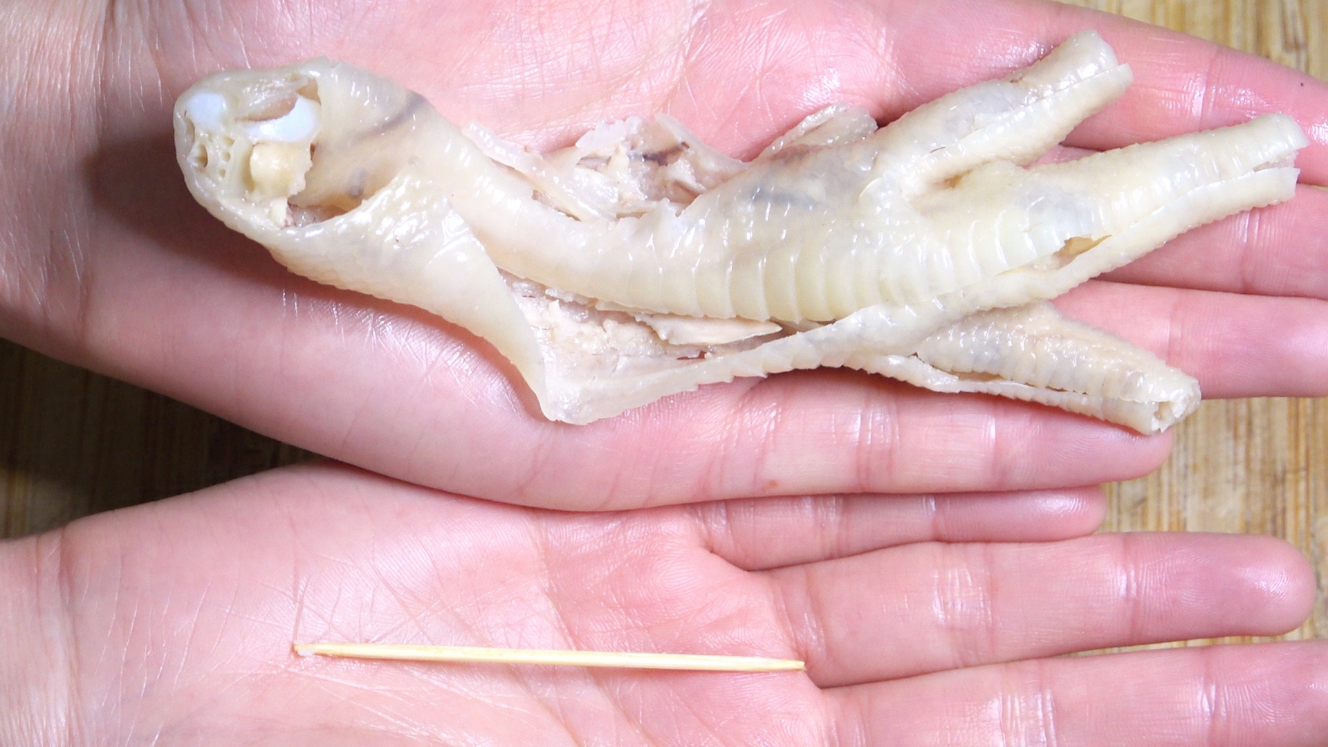 鸡爪去骨新方法,一根牙签就搞定,简单快速又完整,真实用