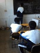 一个五六岁的小萝莉，抱住我的大腿哭着喊：叔叔，你娶了我吧