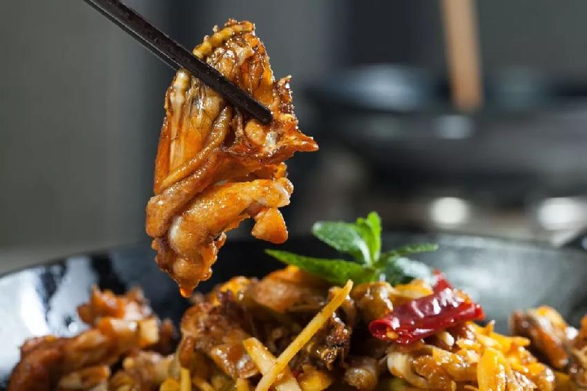 瑞幸公布上市后首份财报；哥老官牛蛙抽检不合格；百胜换帅