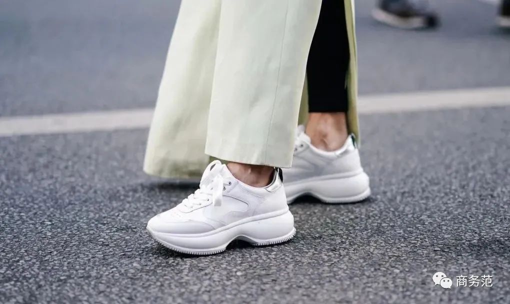 今年最火的10双小白鞋谁穿谁好看,今年最时尚的小白鞋夏天