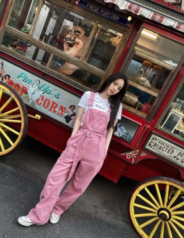 欧阳娜娜背带裤里面穿花上衣,欧阳娜娜背带裤搭配图片