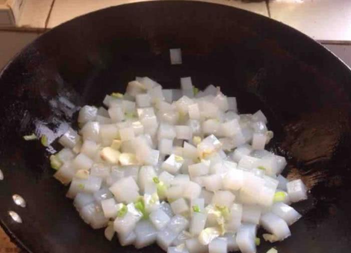 最好吃的炒凉粉教程,炒凉粉如何不粘锅绝密窍门