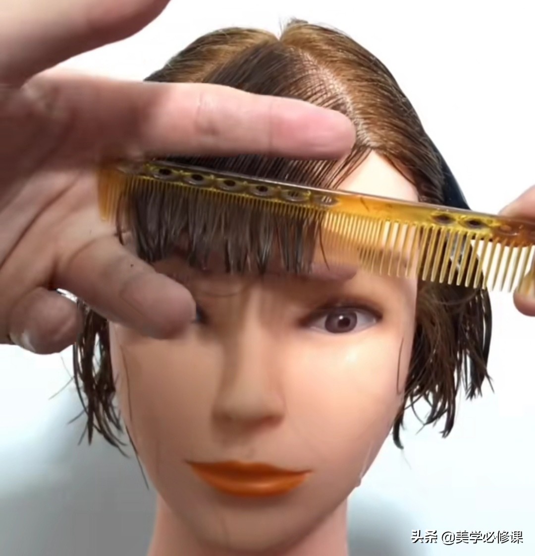 刘海修剪教程齐刘海,修剪齐刘海的技巧视频