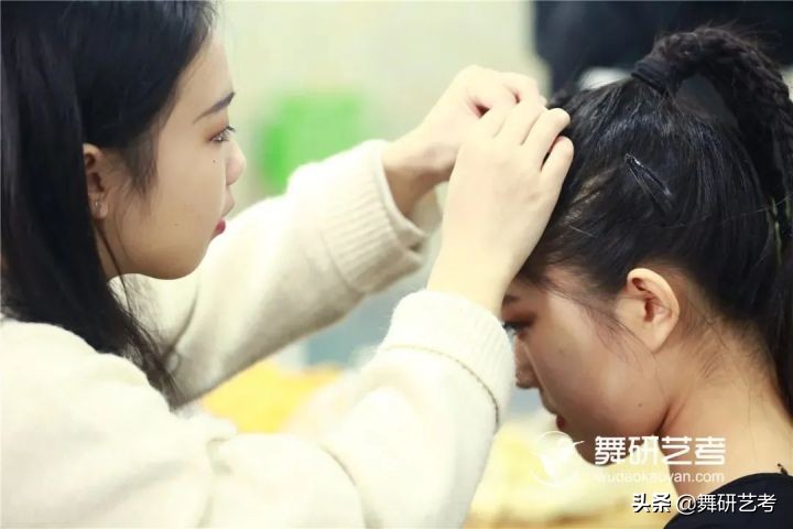 舞蹈头发怎么盘头视频,舞蹈生怎么盘头