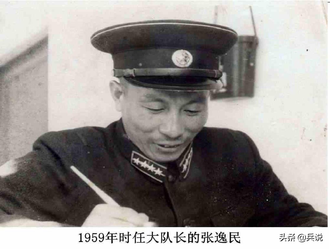 我提升大队长,和政委共住一屋,宿舍兼办公室,一人一半