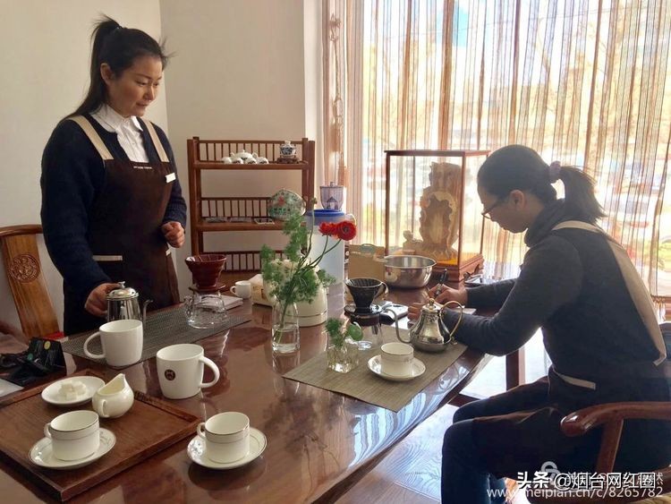 喜欢咖啡，因为那种独特的色香味。色泽凝重，透着忧郁和冷寂