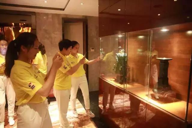 巨邦快乐集结号丨看见了,其中一艘游艇上,是我们的船长大舅哥