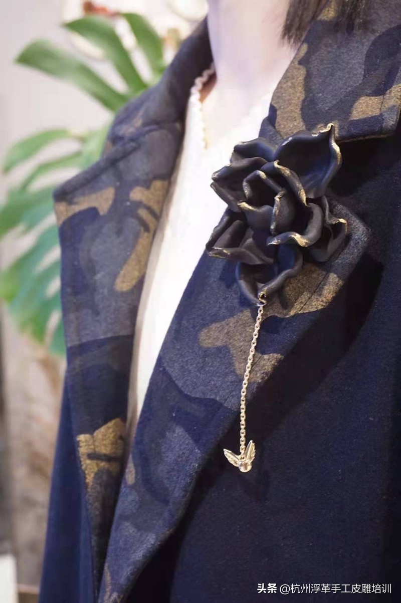 衣服配饰胸针高级感,高级定制时装发布会视频