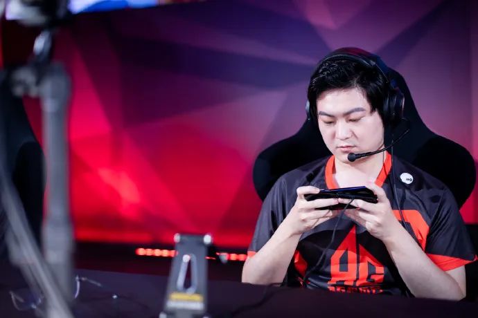 他们20岁年入千万,成为时代偶像,代价却无比残酷