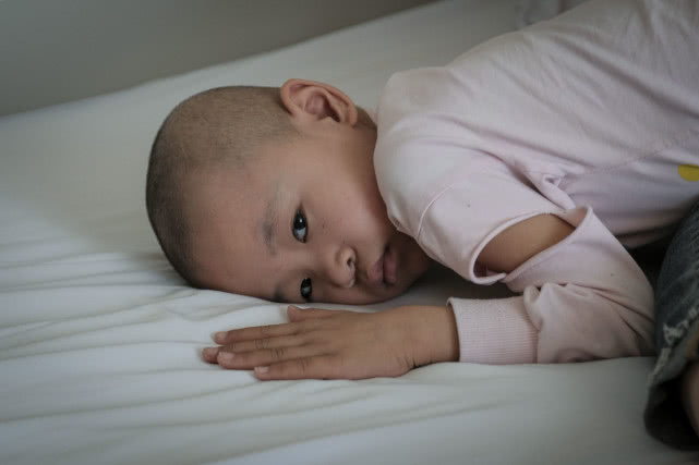 “妈妈，只要不疼，我这条腿就不要了”，女孩截肢后还想照顾妈妈