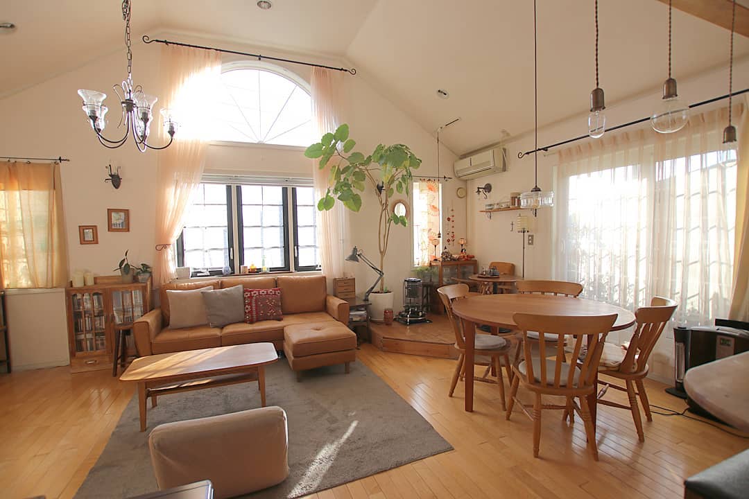 顶层带20平米左右的阁楼房子,有阁楼的挑高房子