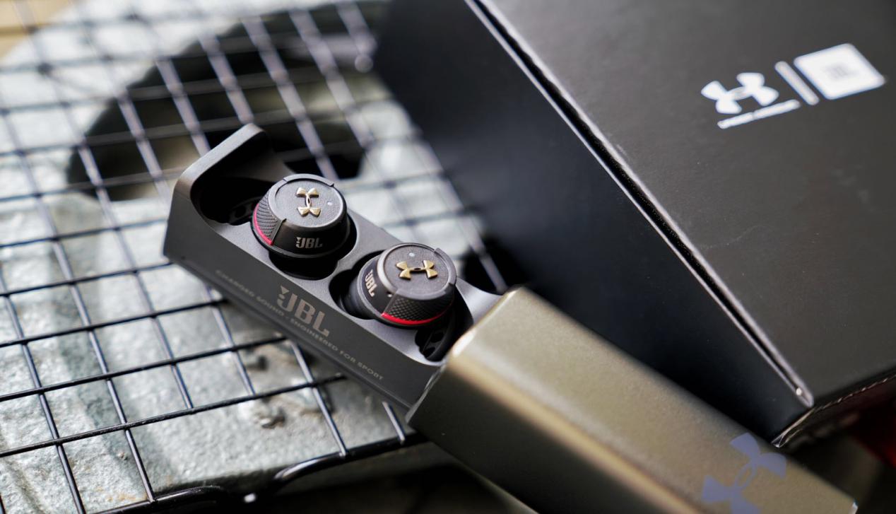 用过JBL耳机后，才知道在运动领域BOSE和BO原来只是个弟弟