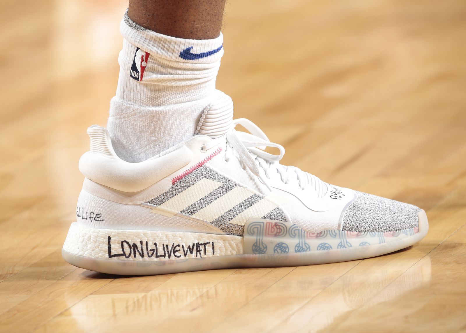 adidas500元跑鞋竞速,为什么adidas篮球鞋boost那么硬