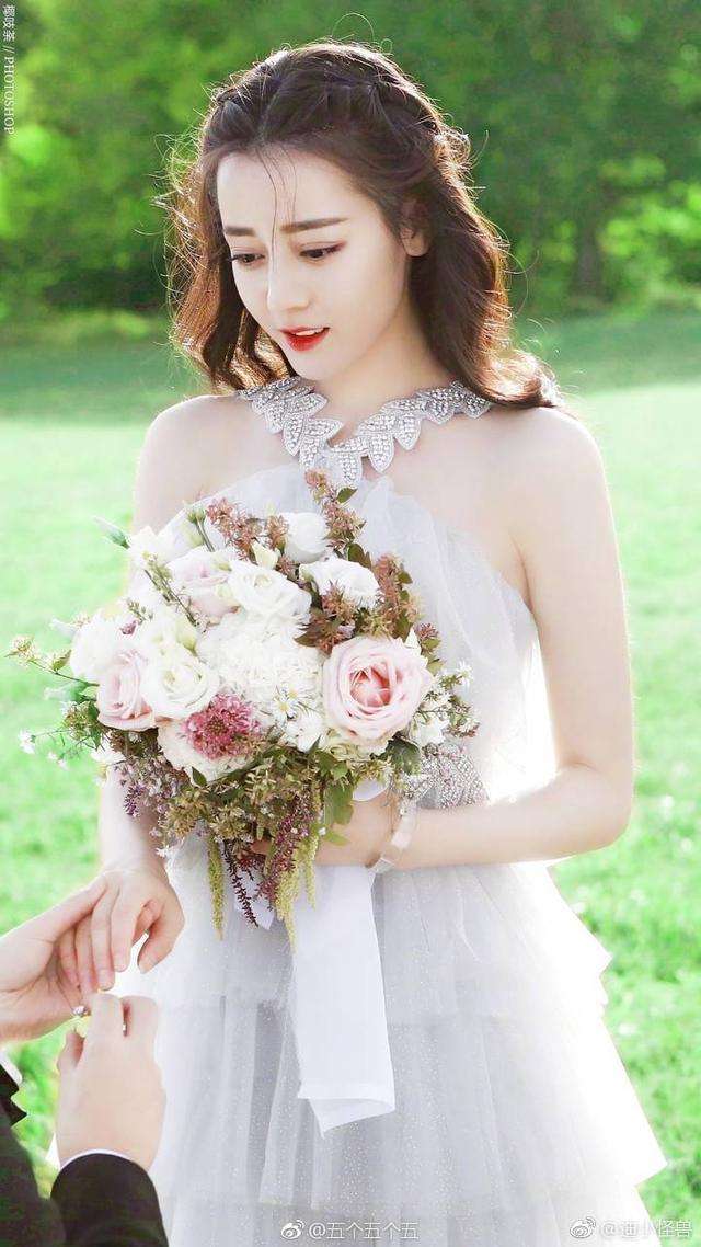 穿婚纱搭配珍珠首饰,所有女神穿婚纱