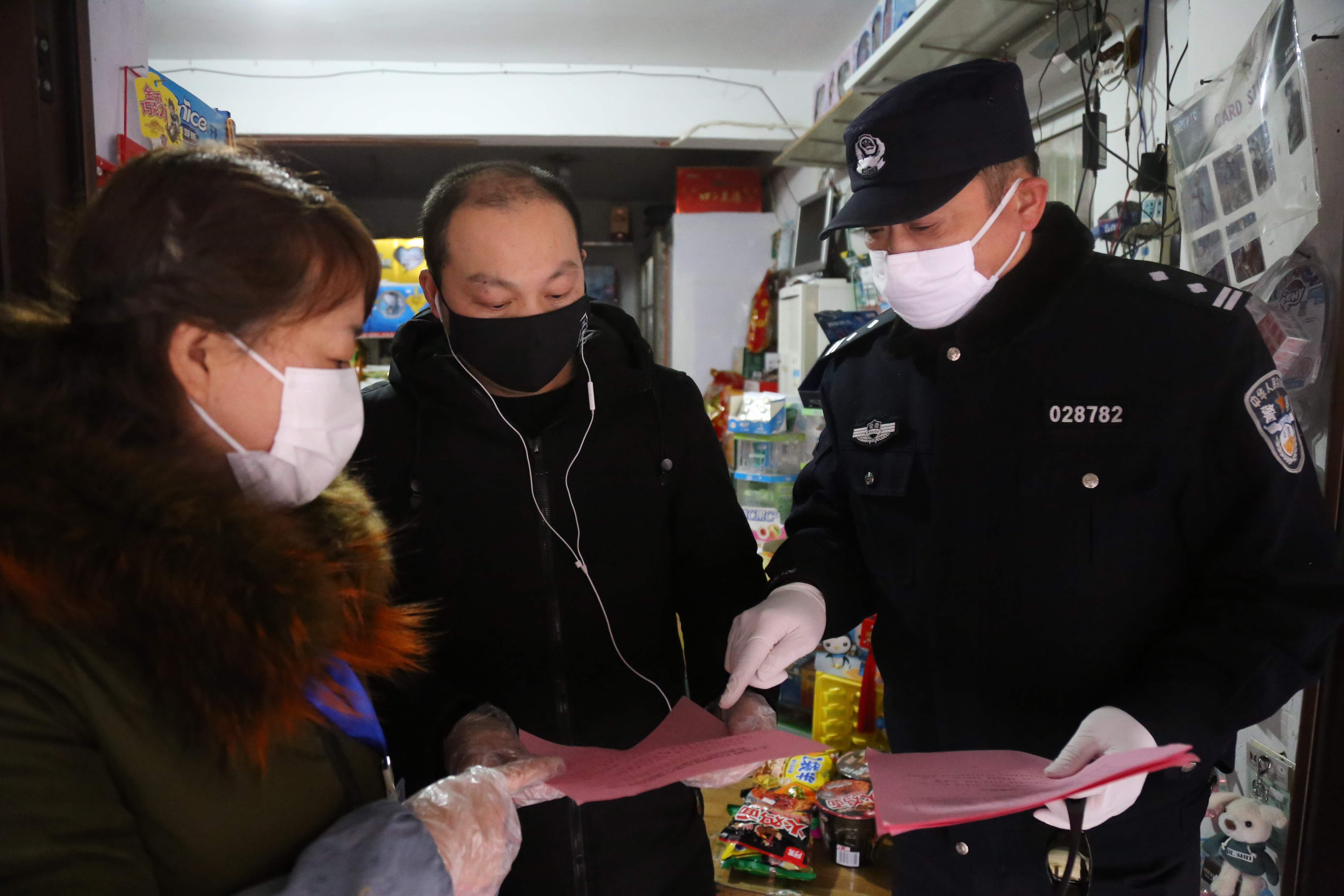 疫情防控公安民警始终冲锋在一线,坚持打赢防疫战