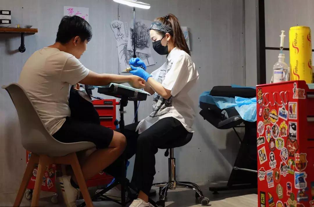 跳槽为什么可以涨工资,留在原公司升职还是跳槽涨工资