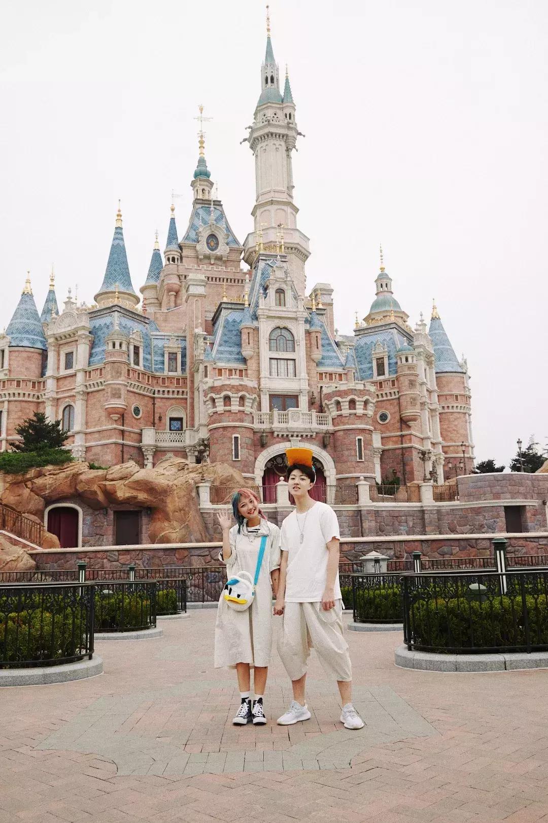 我们在上海迪士尼里玩耍了一天，发现穿的美才能玩的好！