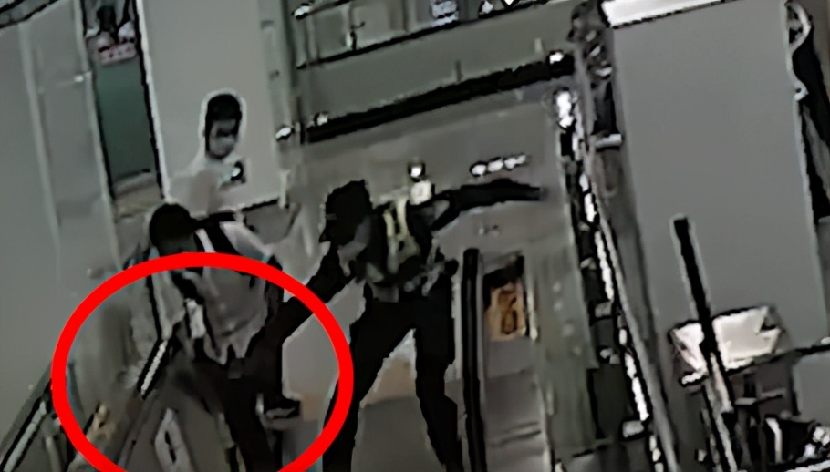 女子系鞋带被同伴推入水库,女子系鞋带被同伴推入水中后续