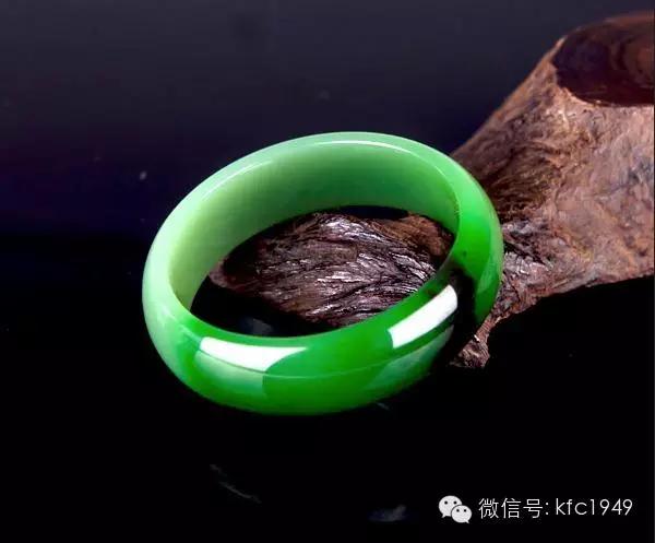 洗澡可以戴翡翠貔貅吗,翡翠吊坠洗澡可以戴吗