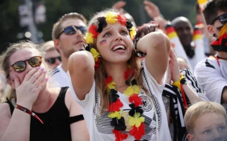 胡梅尔斯的趣事：在队内和莱万动手，女友被评为德国最美太太