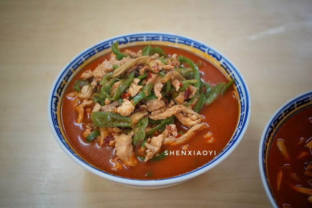 一上午走了1万步，探访5家人气爆棚的小店，不但吃撑还差点被人打