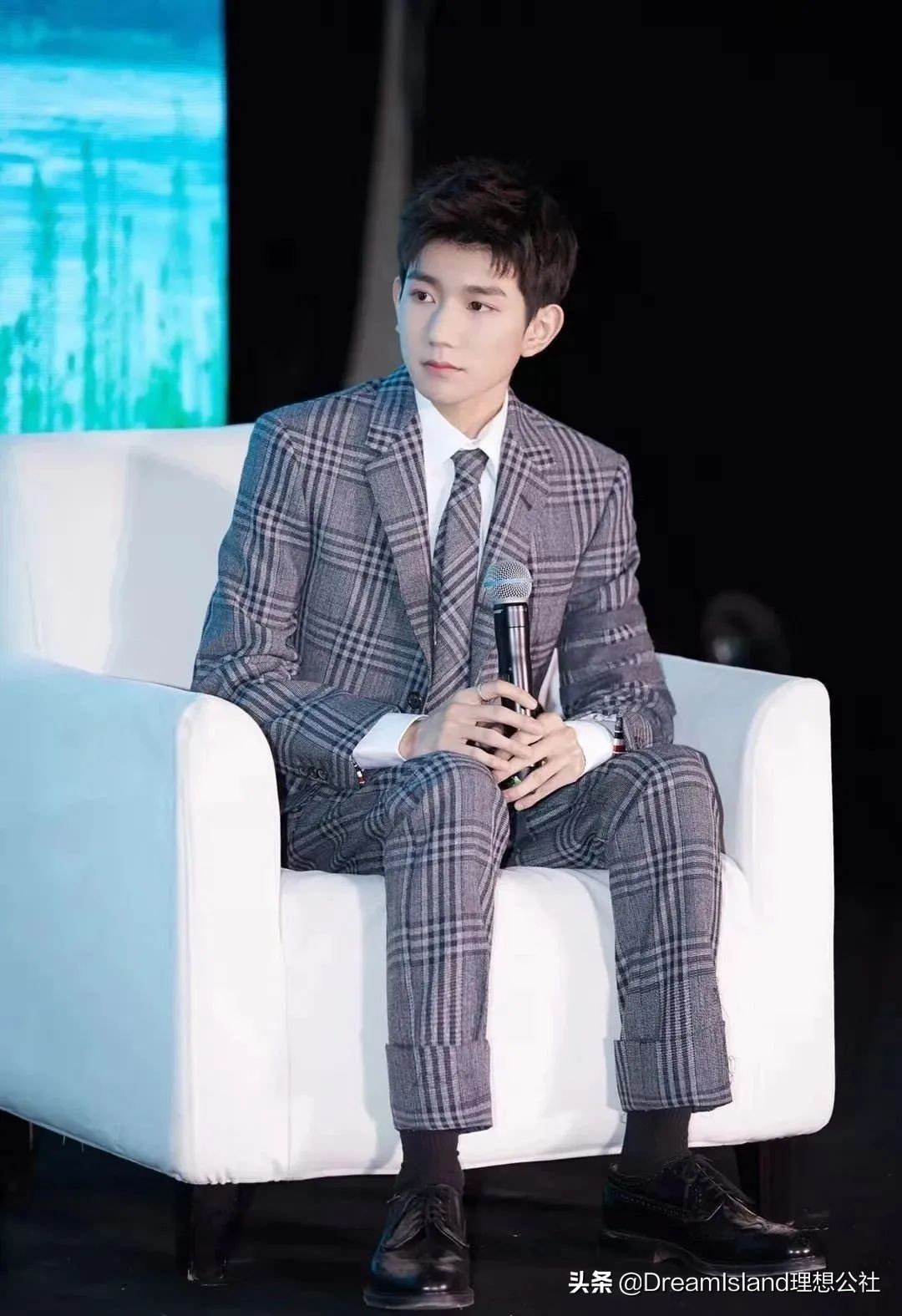 街拍白色乐福鞋,达妹街拍图文