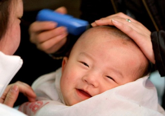 天热，没满月的宝宝满头大汗，宝妈出奇招！网友：不能剃头吗？