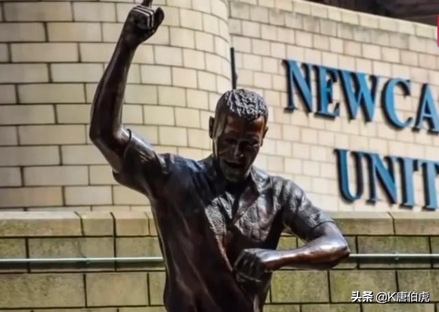 足球老球星全场巨幅画像,球迷看见足球球星的反应