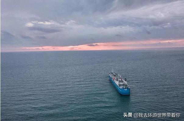 三个人一辆面包车环游世界,3个小伙开面包车