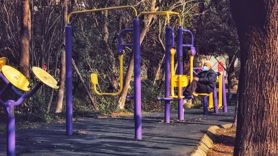 疫情下的县城夜晚照片真实,疫情时期农村的真实生活