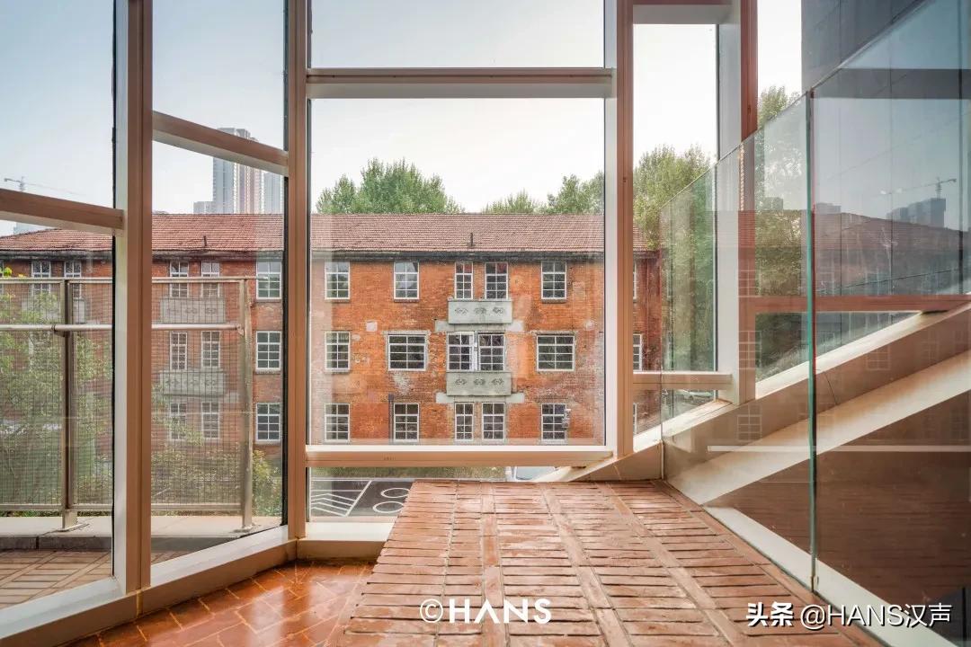 青山区红房子光影秀,青山红房子网红打卡地