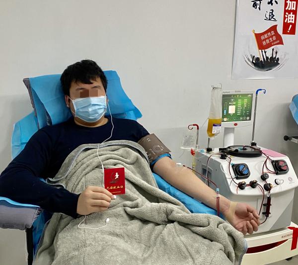 志愿者父子：“我们算是在鬼门关走了一趟，就是想能帮一点是一点。”康复隔离结束就赶赴血液中心的献血人