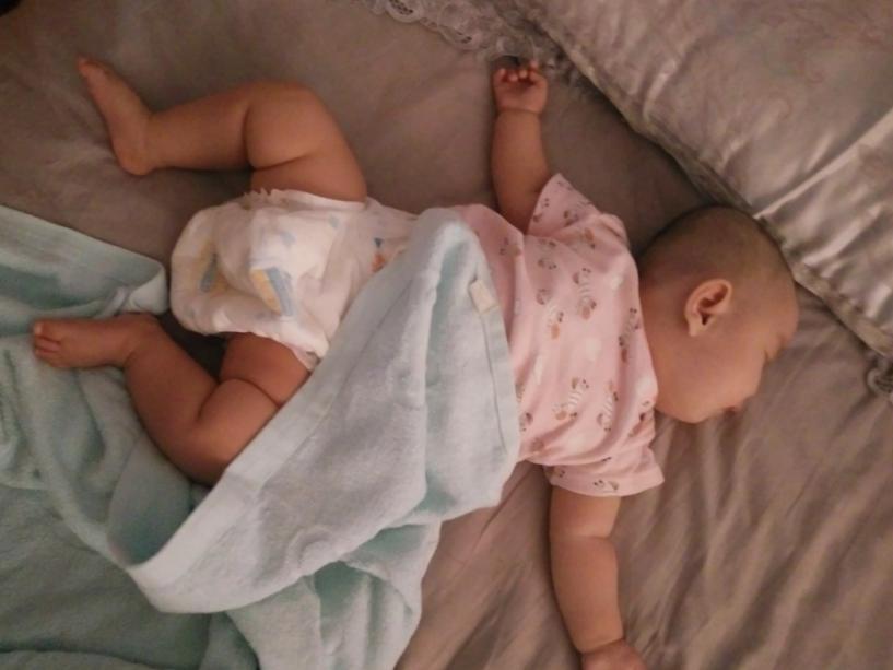 天气很冷小孩为什么还要踢被子,天气冷小孩踢被子