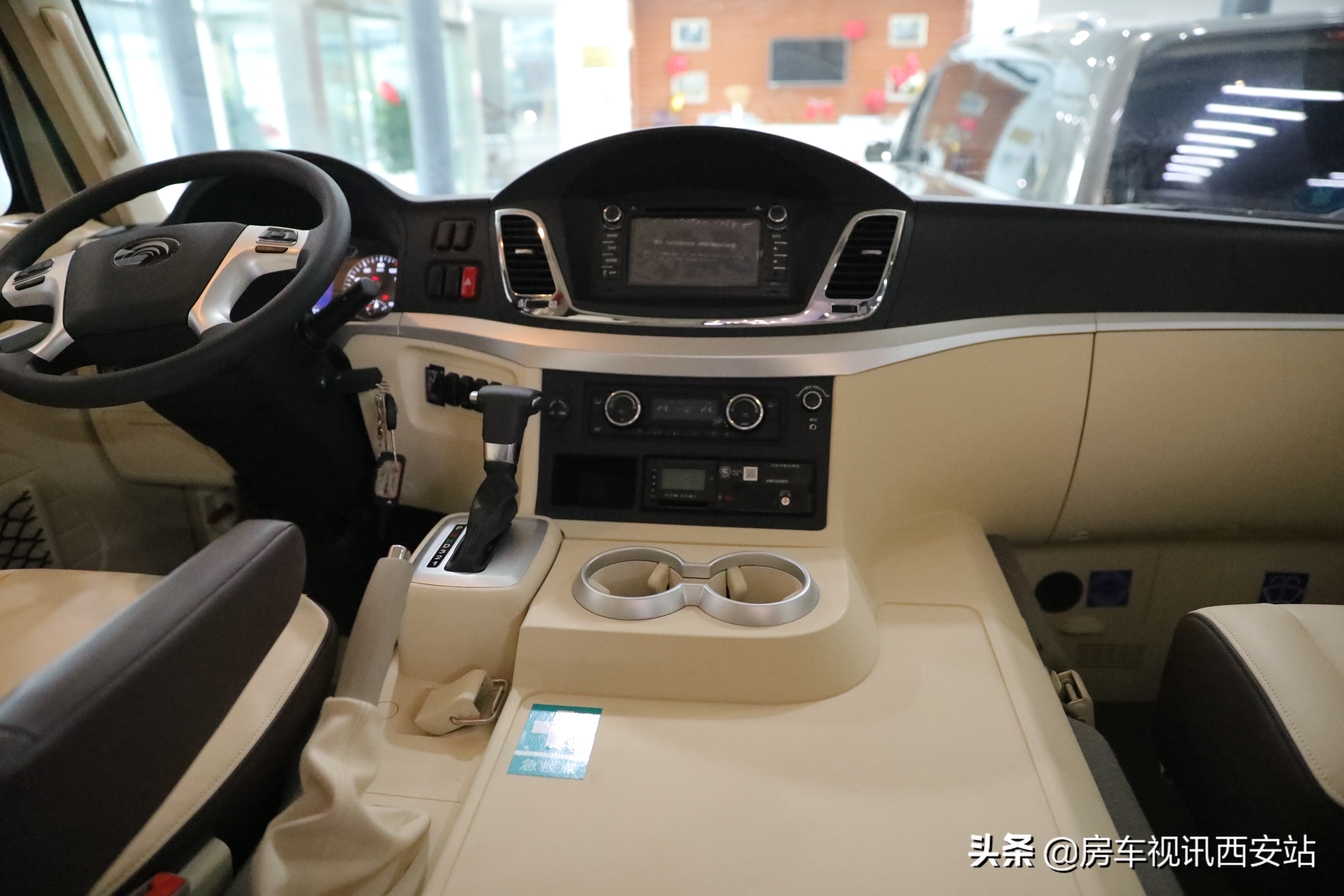 丰田考斯特vs宇通t7哪个安全性高,宇通t717座对比考斯特17座