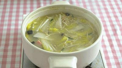 味精从清水变鸡汁的神调料，到不少人口中的害人精，经历了什么？