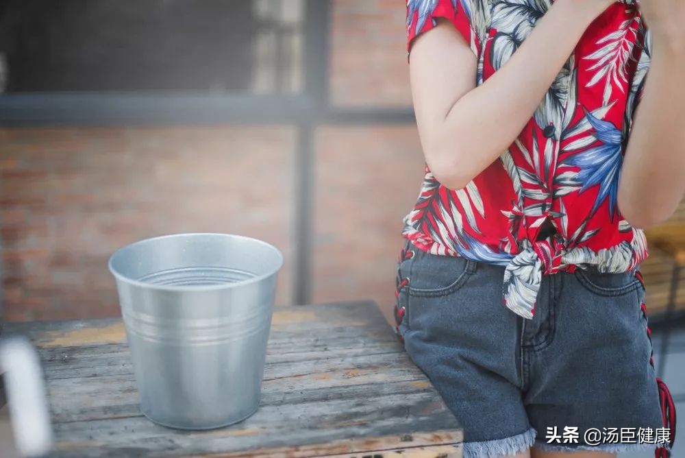 飞机吸尿救人的两位医生,医生在飞机上吸尿救人