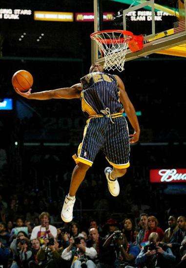 球员格林扣篮,格林罚球线起跳