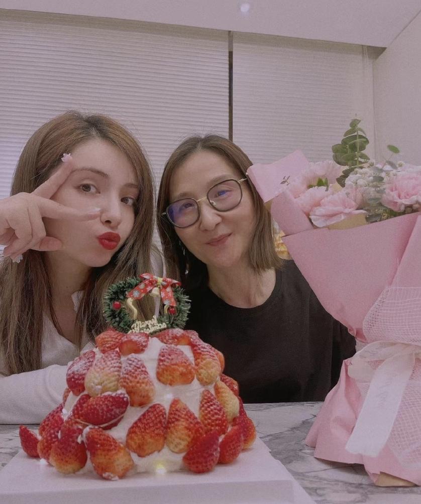 姜潮抱娃,姜潮抱儿子