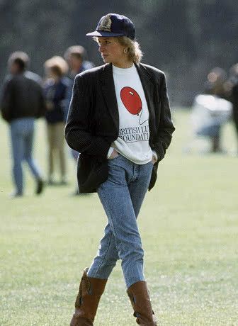 宽松裤子塞到靴子里的穿搭,最时髦的裤子配靴子