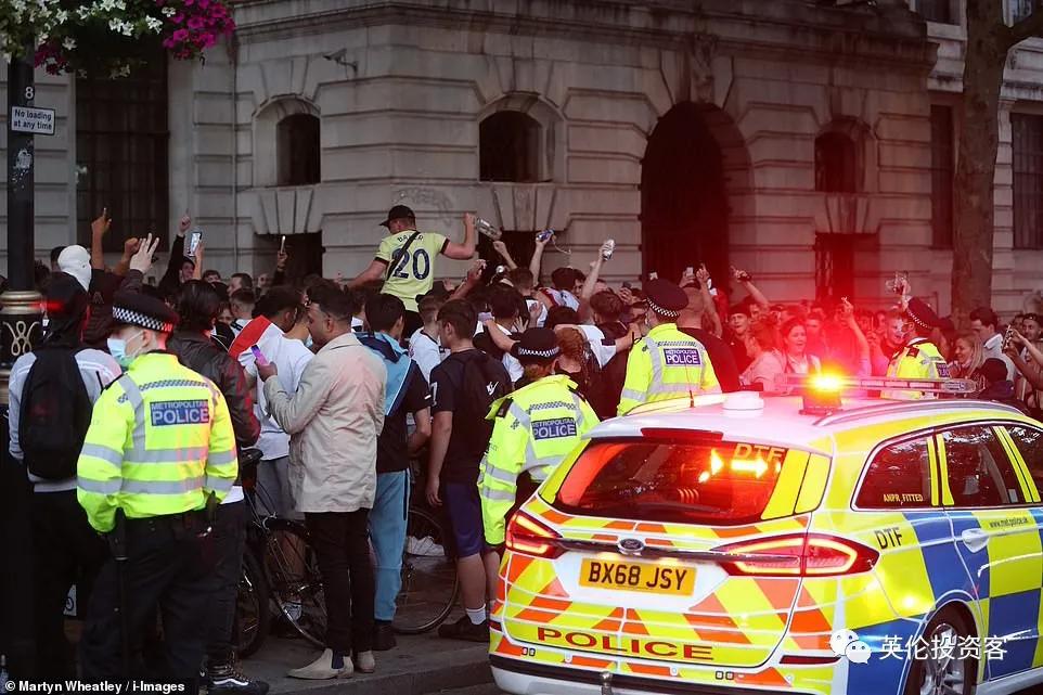 英格兰进球球迷疯狂欢呼,英格兰球迷疯狂庆祝淘汰德国