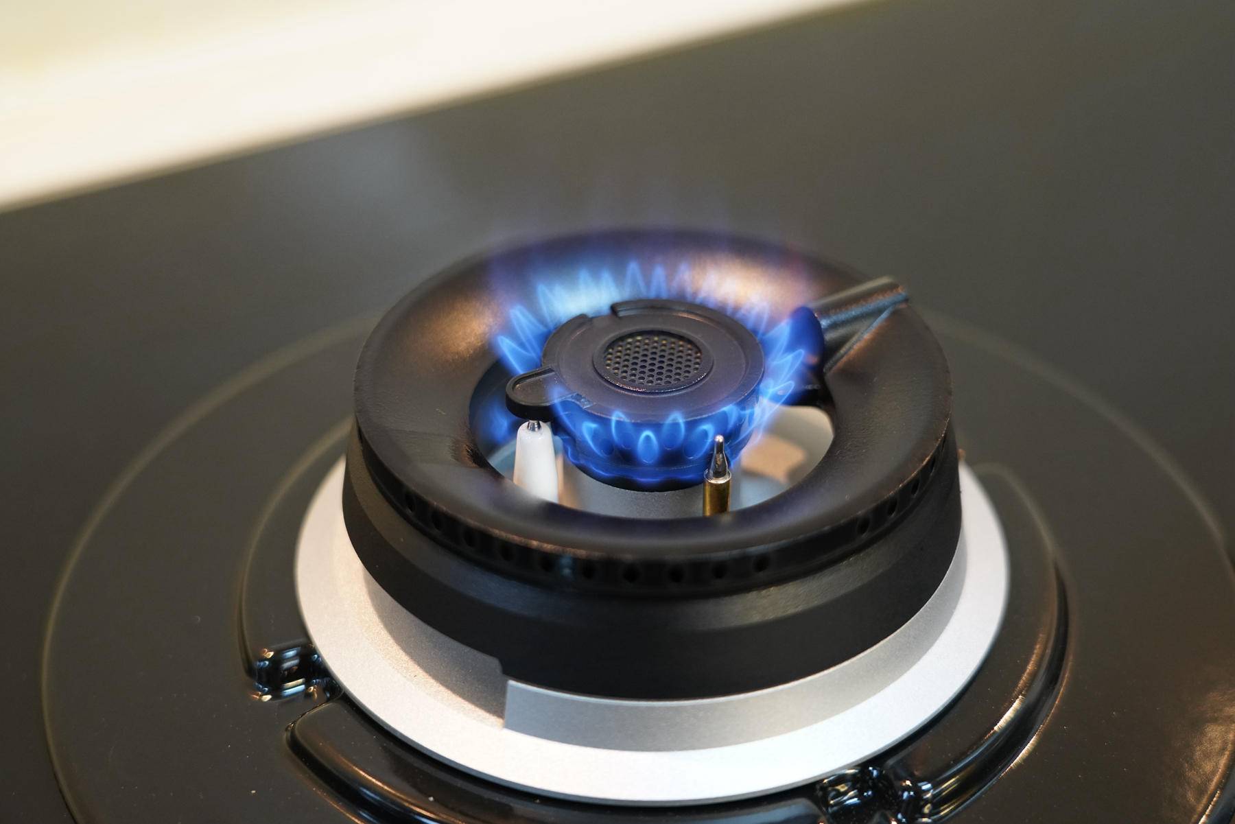 嵌入式燃气灶怎么防油污,嵌入式燃气灶如何选择炉头