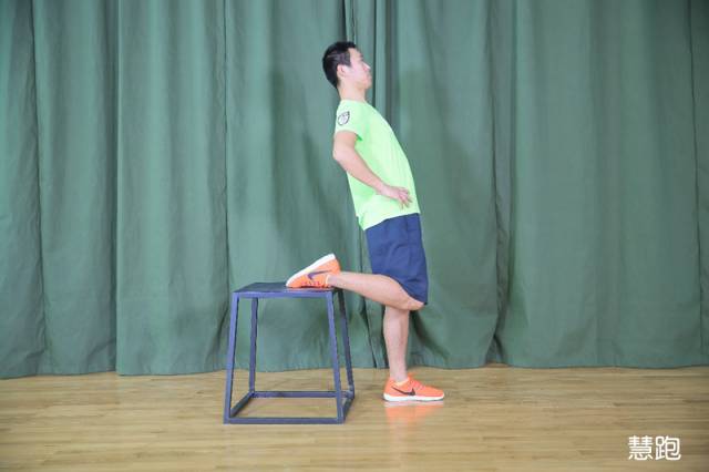 小臂拉伸细节,跳绳热身拉伸动作细节