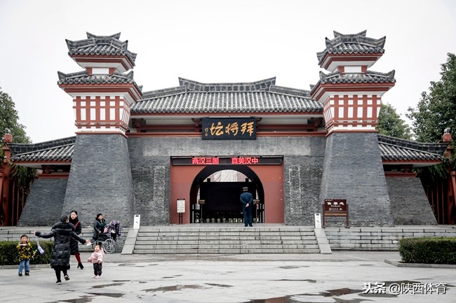 跟着“陕超”游汉中吃碗热米皮踢场球也是十分惬意的